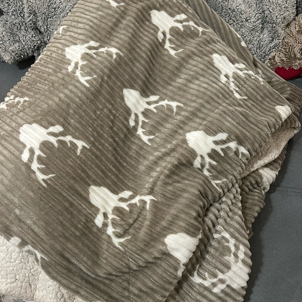 Soft fuzzy blanket with deer on it. Cotton
